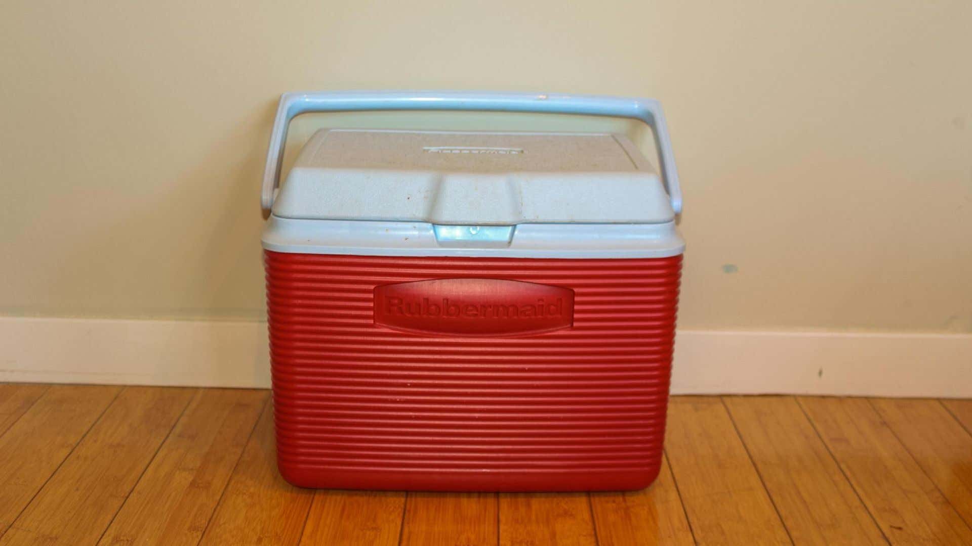 一个红色的橡胶女仆冷却器。