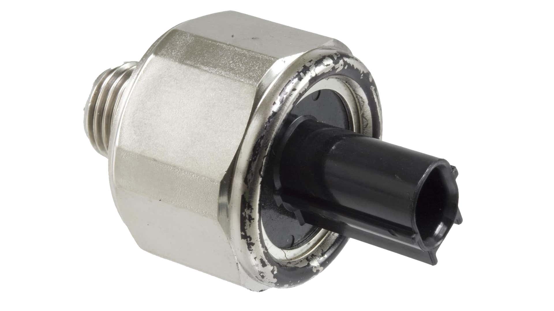 爆震传感器通常直接用螺栓固定在发动机缸体上。