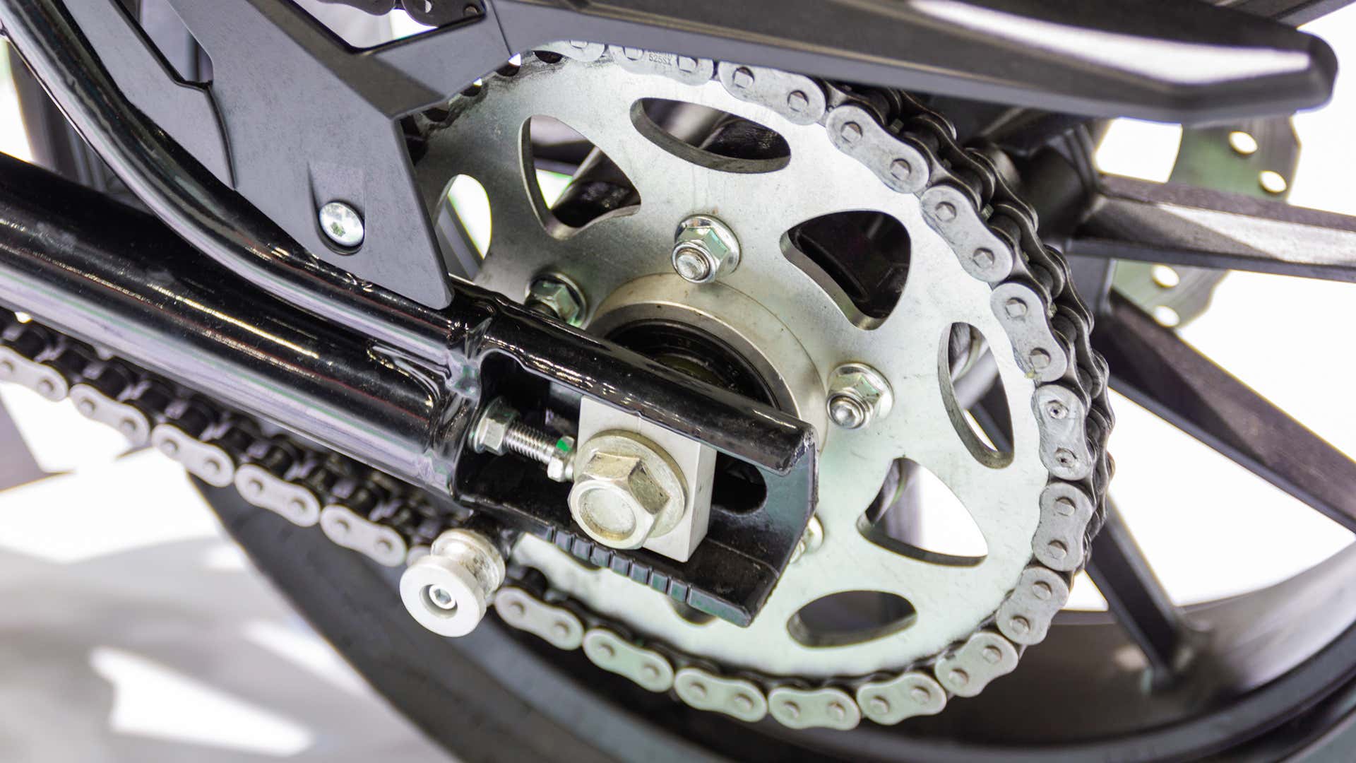 摩托车链条需要定期清洁和润滑。