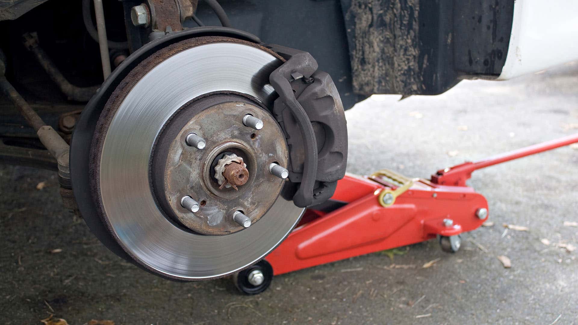盘式制动器使用卡钳将垫压在转子上，以利用摩擦使车辆停止。