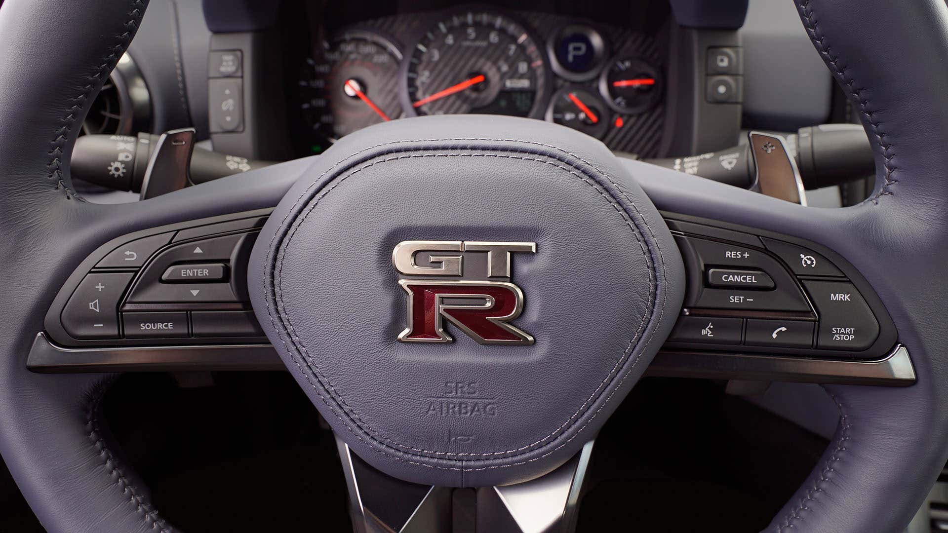 日产GT-R带拨杆换档器的方向盘。