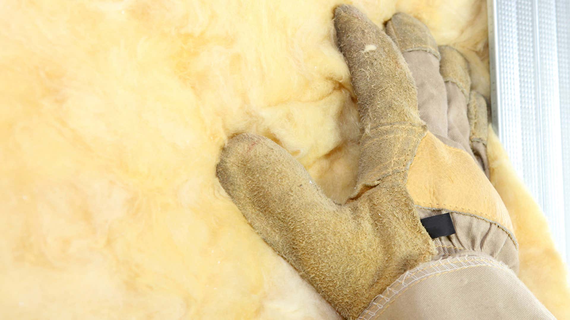 一只结实的工作手套可以轻拍绝缘层。