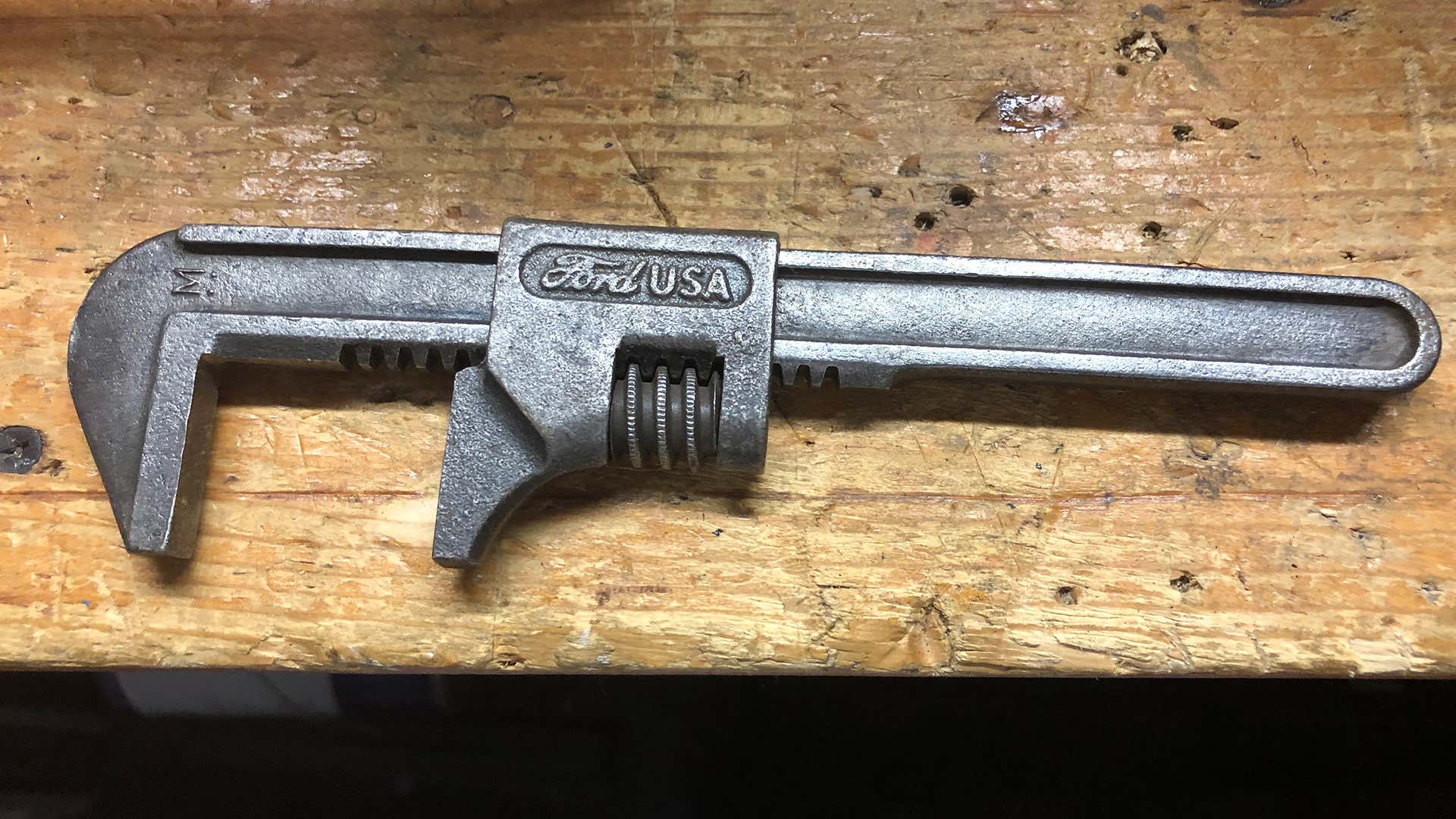 A型工具箱里的一把旧福特扳手。