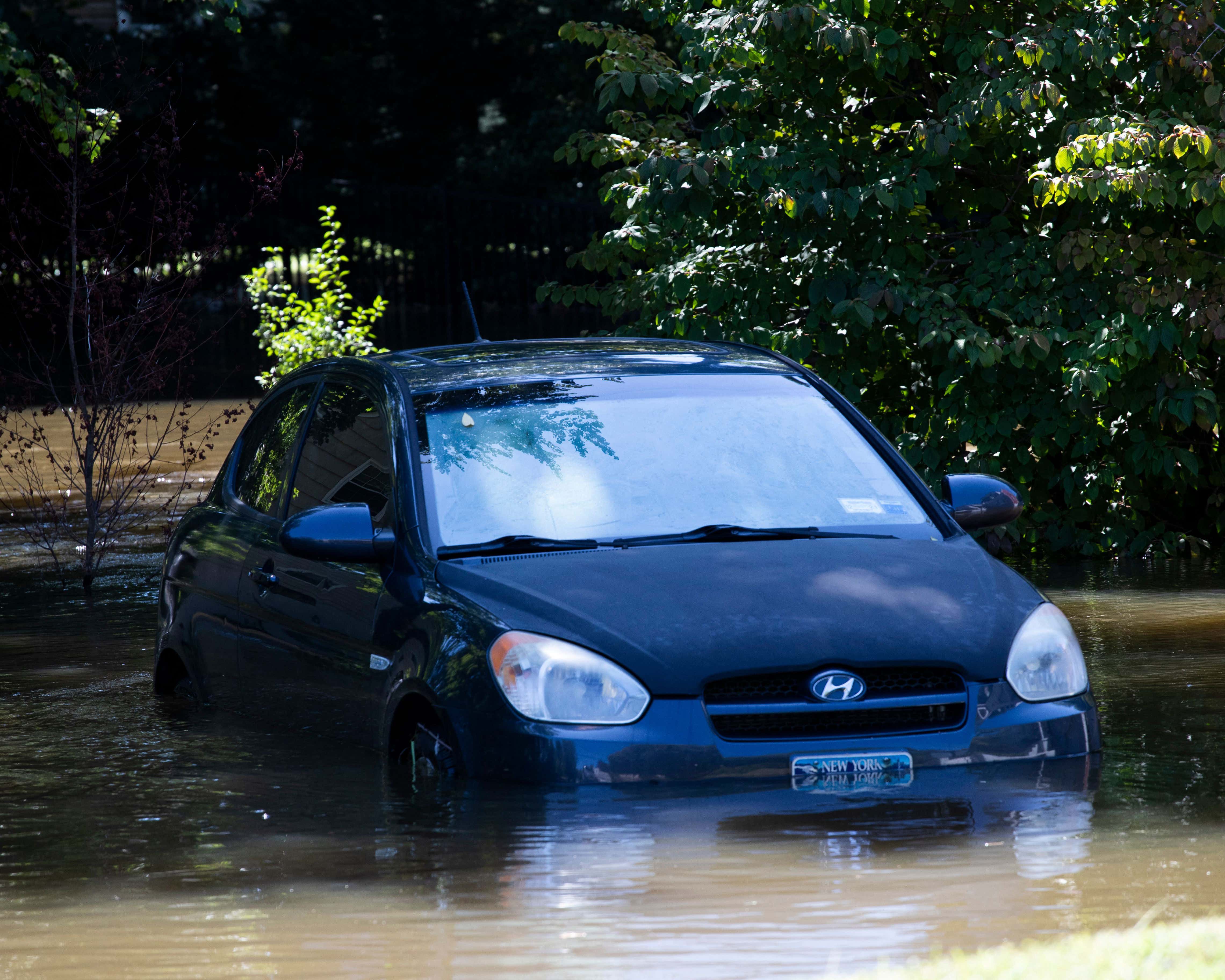 一辆现代汽车在纽约被困在洪水中。
