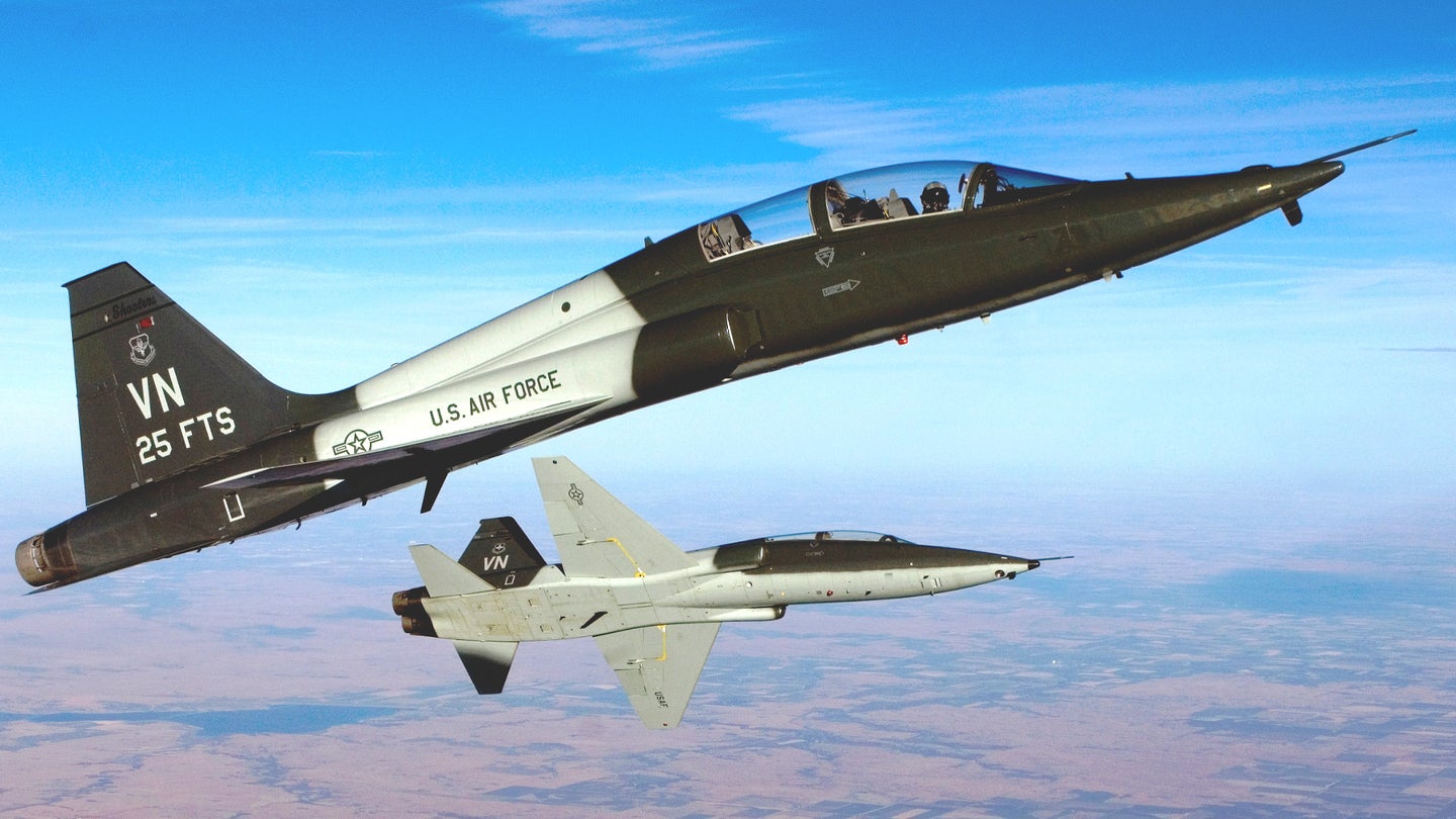 美国空军t 38 Talon Jet培训师坠入俄克拉荷马州的一个领域 美国空军t 38 Talon Jet培训师坠入俄克拉荷马州的一个领域