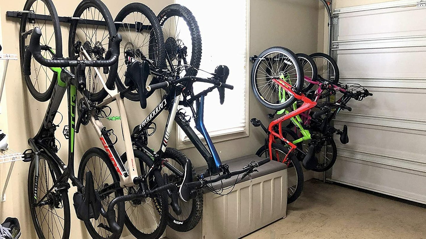 自行车架在车库