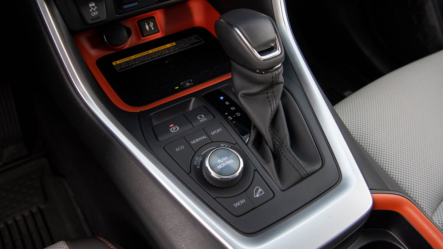 2019款丰田RAV4的变速器和模式选择器。