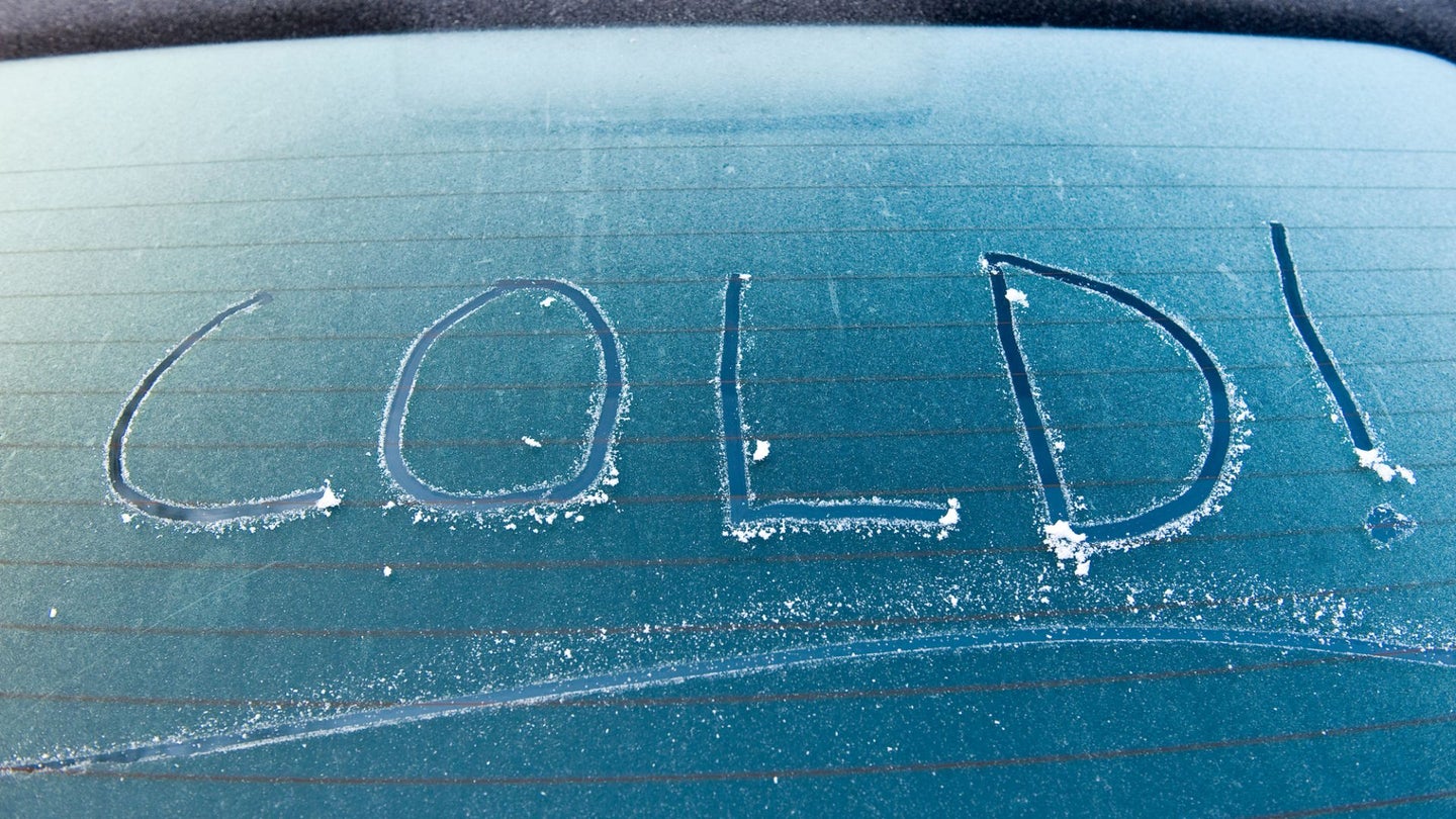 冰冷地写进一辆结了霜的车里。