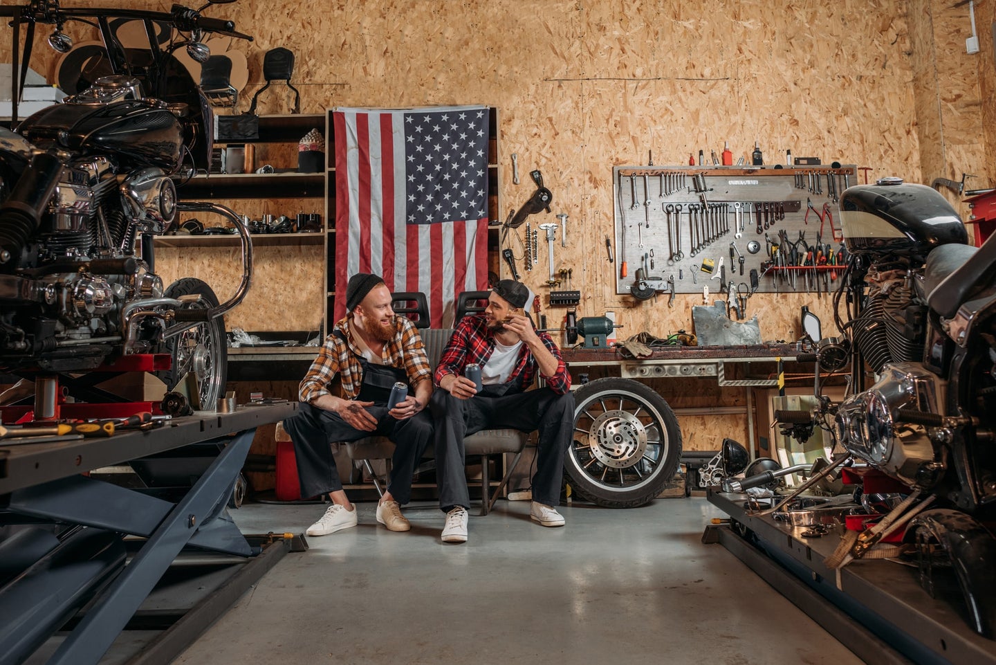 一个车库的两个人与美国旗子在墙上后面的旗子