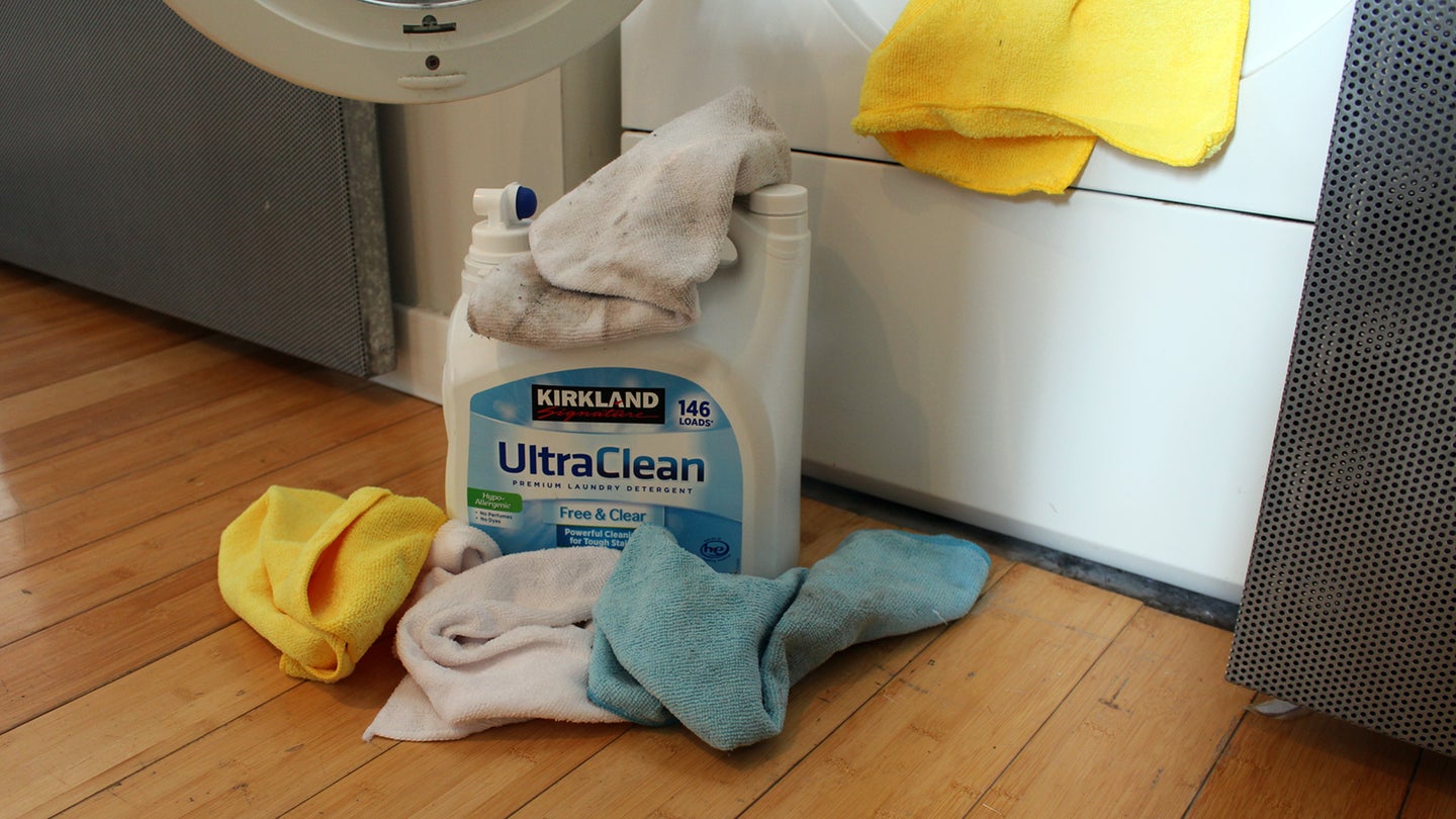 柯克兰自由和清除洗衣粉用超细纤维毛巾旁边一台洗衣机。