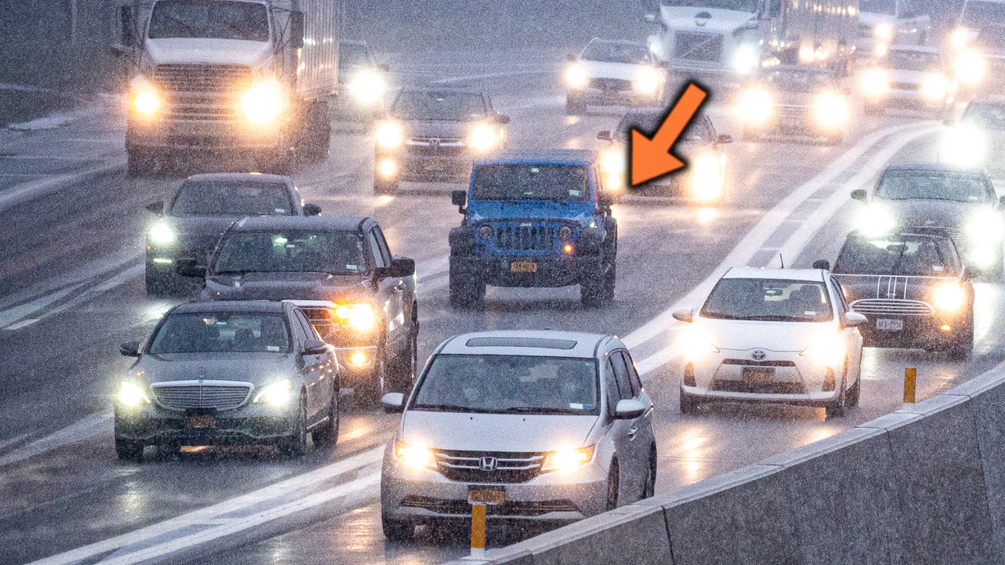 2020年暴风雪开始时的长岛高速公路交通