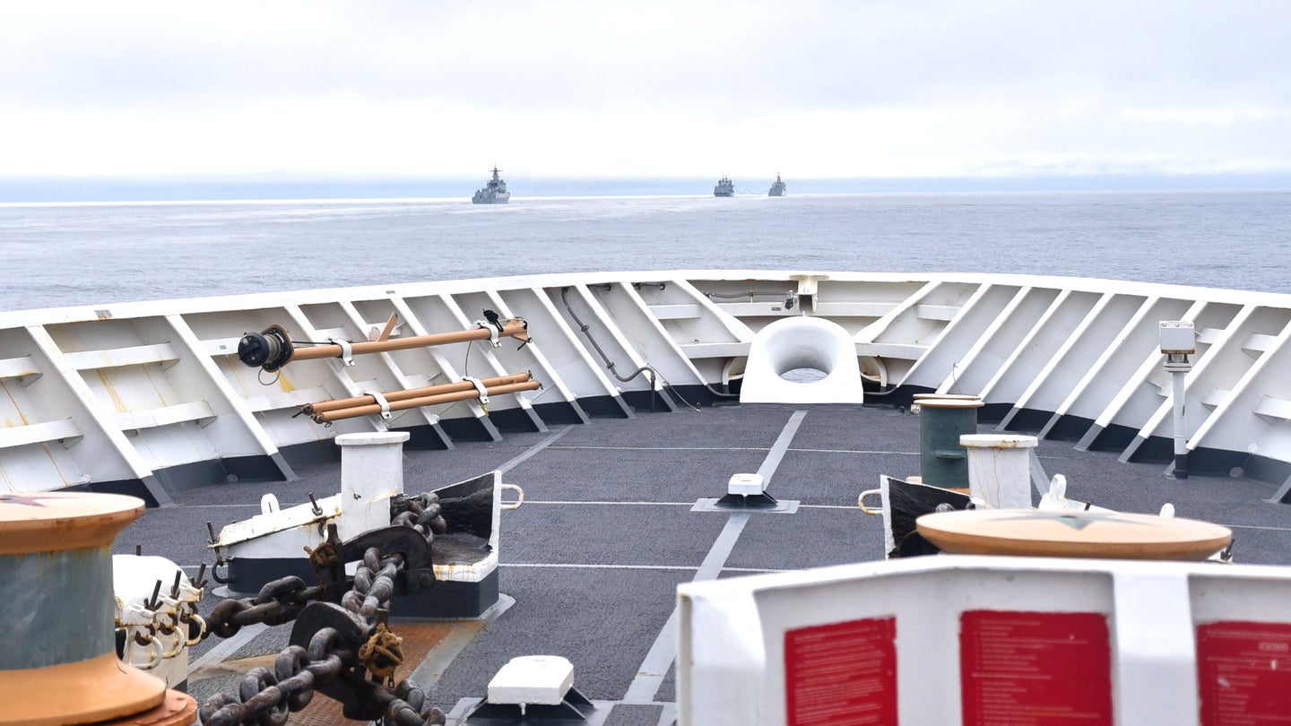 这张照片摄于美国海军舰艇编队Bertholf号的甲板上，显示中国军舰在阿拉斯加阿留申群岛附近的国际水域航行。